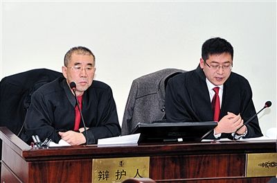 1月5日，呼市中院審理趙志紅案。律師謝飛（左）和張瑞軍（右）出庭為趙志紅辯護(hù)。