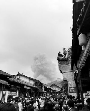 成都龍泉驛區(qū)洛帶古鎮(zhèn)的游客拍到爆炸瞬間濃煙滾滾。
