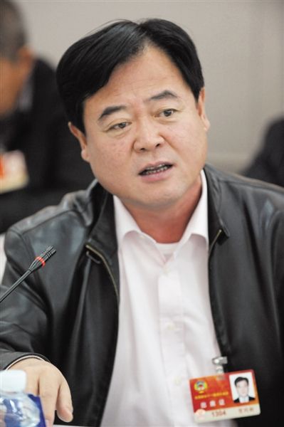 　政協(xié)委員、中國通用技術(shù)集團(tuán)董事長賀同新稱，按照2014年的數(shù)字，他的薪水下降了近50%。圖/CFP