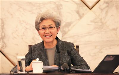 3月4日，十二屆全國人大三次會議在人民大會堂舉行新聞發(fā)布會，大會發(fā)言人傅瑩回答中外記者的提問。