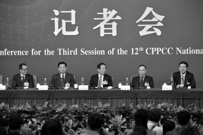 昨日，政協(xié)十二屆三次會(huì)議舉行記者會(huì)，五位嘉賓回答中外記者提問(wèn)。京華時(shí)報(bào)記者王海欣攝