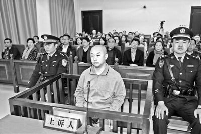 4月14日，趙志紅（前中）在庭審現(xiàn)場 供圖/新華社