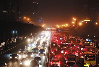 昨晚，因沙塵暴導(dǎo)致能見度低，長安街嚴(yán)重堵車。