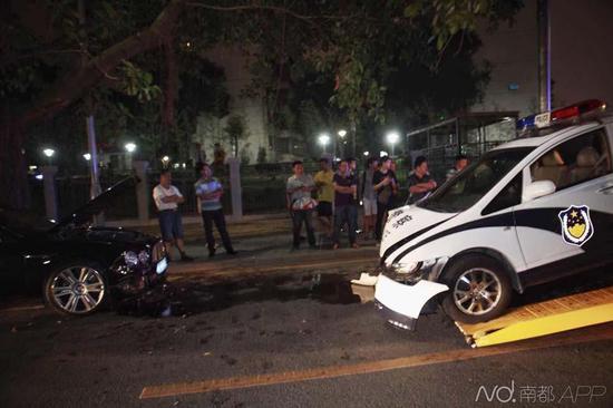 當(dāng)時賓利司機(jī)去筆架山爬山，車停在路邊，剛回來便發(fā)現(xiàn)車輛發(fā)生了事故。