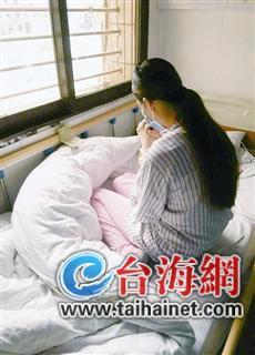 年輕女孩在病房中 年輕女孩在病房中