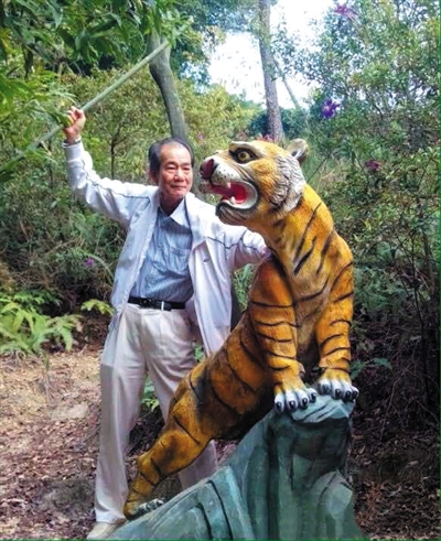 2015年1月10日，區(qū)少坤到廣東肇慶九龍湖游玩，拍攝打虎圖。
