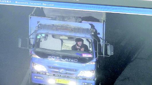 張某被抓拍到開車打手機。