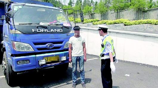 民警對持C1駕照駕駛大貨車、一年違法350余次的張某進(jìn)行批評教育。