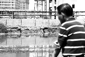 2015年6月5日，上海的古御界橋只剩橋墩和兩塊橋面。