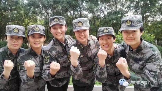 解放軍首位女士官長上崗 著裝由總部專設(shè)