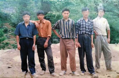 一次外出打工前，田仁信（中）與村里的伙伴合影。田仁信親屬供圖