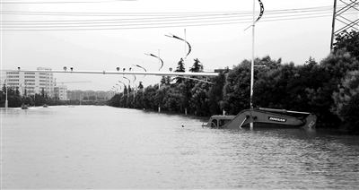 6月28日，南京暴雨致云臺山河漫堤，祿口機(jī)場高速雙向封閉 供圖/CFP