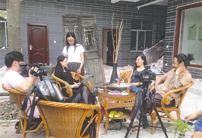 23日，顧少?gòu)?qiáng)接受成都媒體采訪