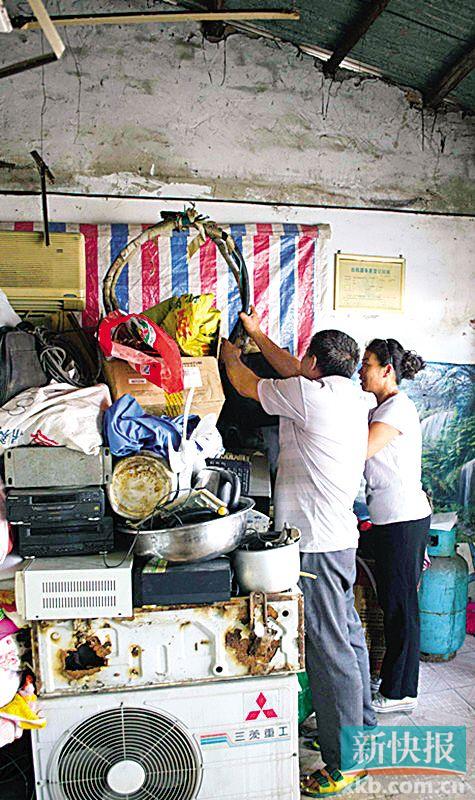 劉伯與妻子李姨在收拾剛回收的幾件小電器。