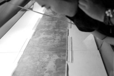 一名觀眾俯身細(xì)看《清明上河圖》。 京華時報(bào)記者王海欣攝