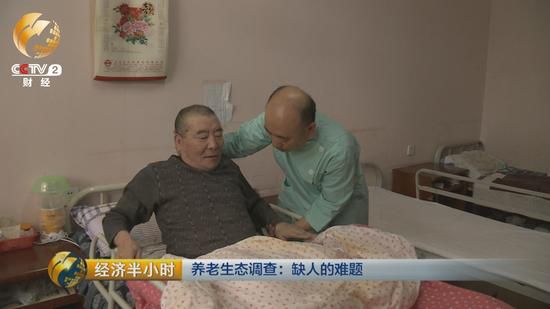 每天凌晨5點多，老姜就起床。幫老人挨個洗臉，口腔護理，換尿墊，擦身。