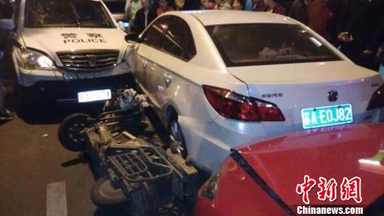 網(wǎng)友上傳的現(xiàn)場(chǎng)事故圖片。 網(wǎng)友拍圖 攝