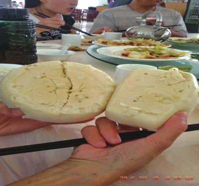 在參加山西游行程中，體驗(yàn)員發(fā)現(xiàn)團(tuán)餐中的饅頭已經(jīng)發(fā)霉。視頻截圖