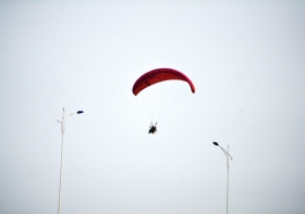 10月25日下午，動(dòng)力傘從一對路燈上空飛過