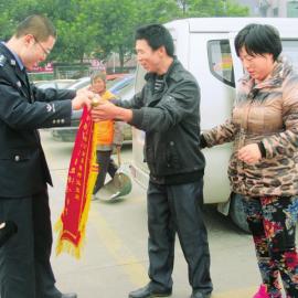 何姜姜的父母給民警送錦旗。