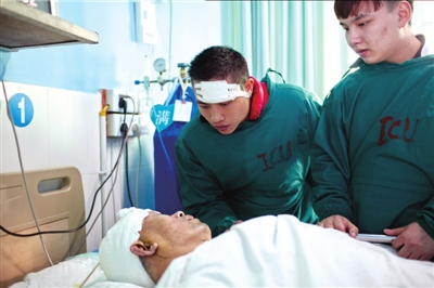 11月16日，王冬（頭部包裹紗布者）在照顧李大爺