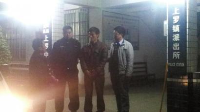 王強(qiáng)被抓獲歸案,右二為犯罪嫌疑人。