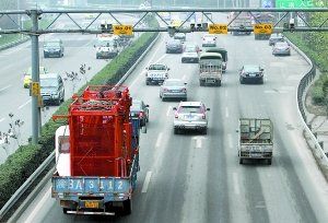 內(nèi)環(huán)高速連應(yīng)急車道也被社會車輛占用著，3月嬰兒最后病重離世