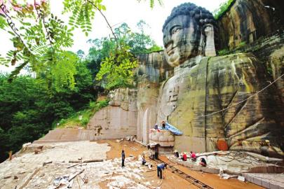 佛像雕刻現(xiàn)場。