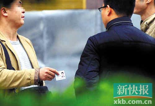 在進行了近半個月暗訪調查中，有證販子告訴記者稱，二代身份證買賣已形成產業(yè)鏈，不僅貨源穩(wěn)定，生意也是相當紅火?！稣褟V場附近，一名男子正向記者兜售二代身份證。