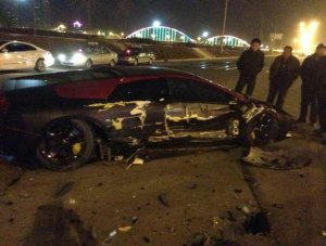 甘肅省政協(xié)一司機(jī)醉撞蘭博基尼或賠百萬(wàn)元(圖)