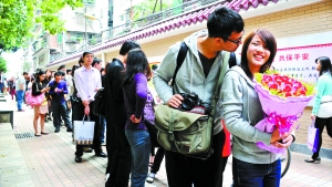 2011年11月11日，越秀區(qū)民政局，登記結(jié)婚的隊伍排了足有一百米長（資料圖片）?！∮浾唿S澄鋒攝