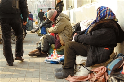 昨天，仍有流浪人員在路邊居留。本報(bào)記者譚青攝/視頻