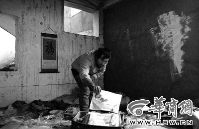 　西安市解放路與東大街十字西北角的一棟待拆遷的樓房中，陳露山整理自己每天看的報紙