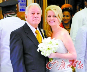 二00一年，埃德文和特里娜舉行婚禮。