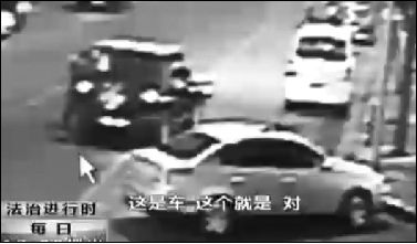 事發(fā)現(xiàn)場(chǎng)監(jiān)控錄像顯示，白圈內(nèi)的被害人老丁，正在牧馬人越野車(chē)旁收費(fèi)。 圖片來(lái)自電視截圖