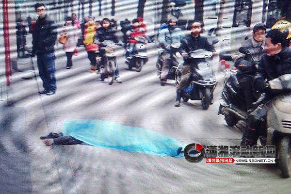 2月4日早上8時(shí)30分許，長(zhǎng)沙人民中路255號(hào)一棟住宅樓露天樓梯6樓頂部，一名三十多歲的中年男子跳下