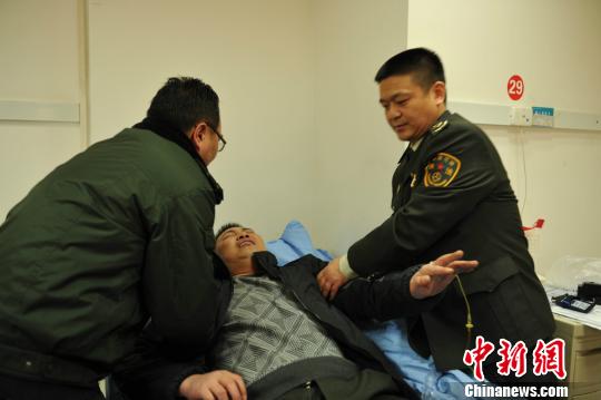 被“黑車”頂跑近5公里的執(zhí)法隊員周應(yīng)鑄被送至醫(yī)院急救?！￠Z成全　攝