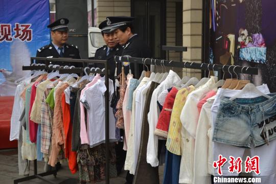 警方展示的部分被盜服裝。　宋立超　攝