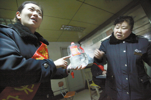 　車站人員在講述當(dāng)時(shí)情況，一桶5斤的白酒已被喝掉大半記者周杰攝