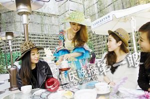 商家婦女節(jié)促銷招數(shù)多 半裸外國(guó)男模引千人圍觀