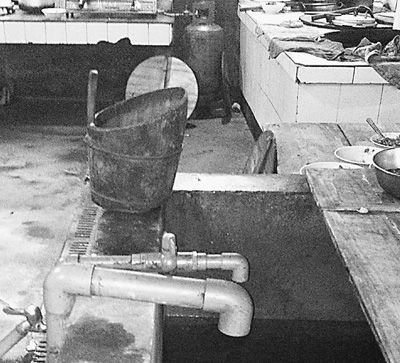 在鎮(zhèn)機關(guān)食堂，洗菜煮飯都用自來水。