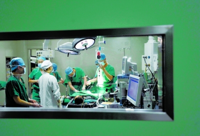 昨晚，醫(yī)生為小進進做截肢手術。