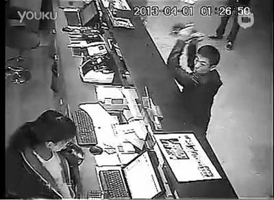 另一同行男子，操起柜臺上的擺件，用力砸向女服務員面部。