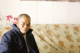 4月15日，劉爹爹的一只眼睛上有明顯的淤青。