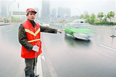 　肖慶旭師傅在事發(fā)地點講述經(jīng)過。記者李銳 攝