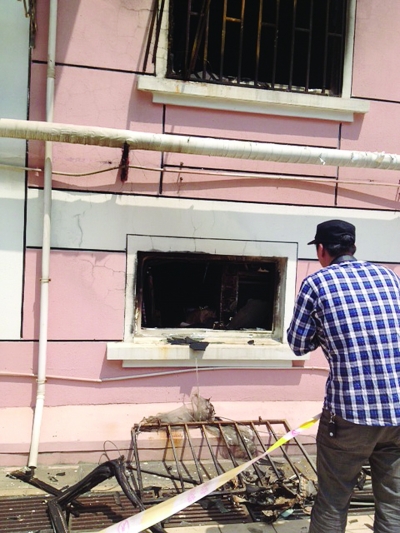 窗戶被燒得面目全非。