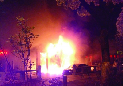 現(xiàn)場(chǎng)火勢(shì)很大。網(wǎng)友供圖（請(qǐng)聯(lián)系本報(bào)領(lǐng)取稿酬）