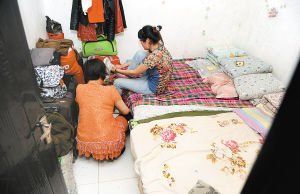 在米家崖一民房?jī)?nèi)，母親蹲在地上幫身陷傳銷(xiāo)的女兒穿鞋，但遭到女兒拒絕