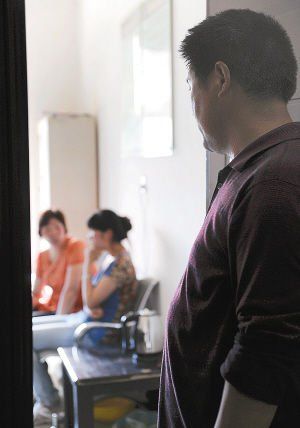 妻子在房?jī)?nèi)勸說(shuō)女兒時(shí)，楊師傅守在門(mén)外