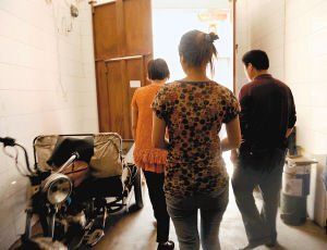 在眾人的勸說(shuō)下，娟娟跟著爸媽走出了傳銷(xiāo)窩點(diǎn)